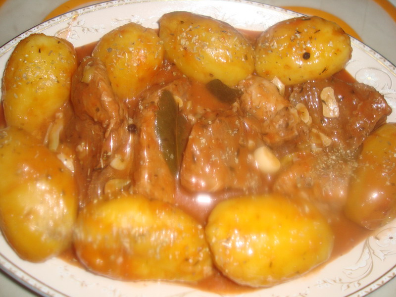 Pulpa de porc cu cartofi intregi in sos de cimbru si usturoi