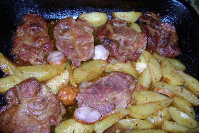 tekst bryst Forestående Reteta Ceafa de porc cu carnati ,cartofi si bere la cuptor