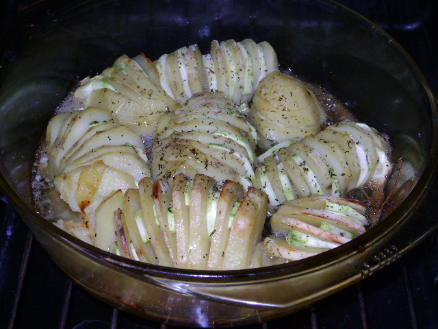 Cartofi evantai cu dovlecei si bere la cuptor