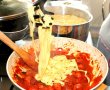 Paste homemade cu sos de rosii, busuioc si chiftelute de pui-1