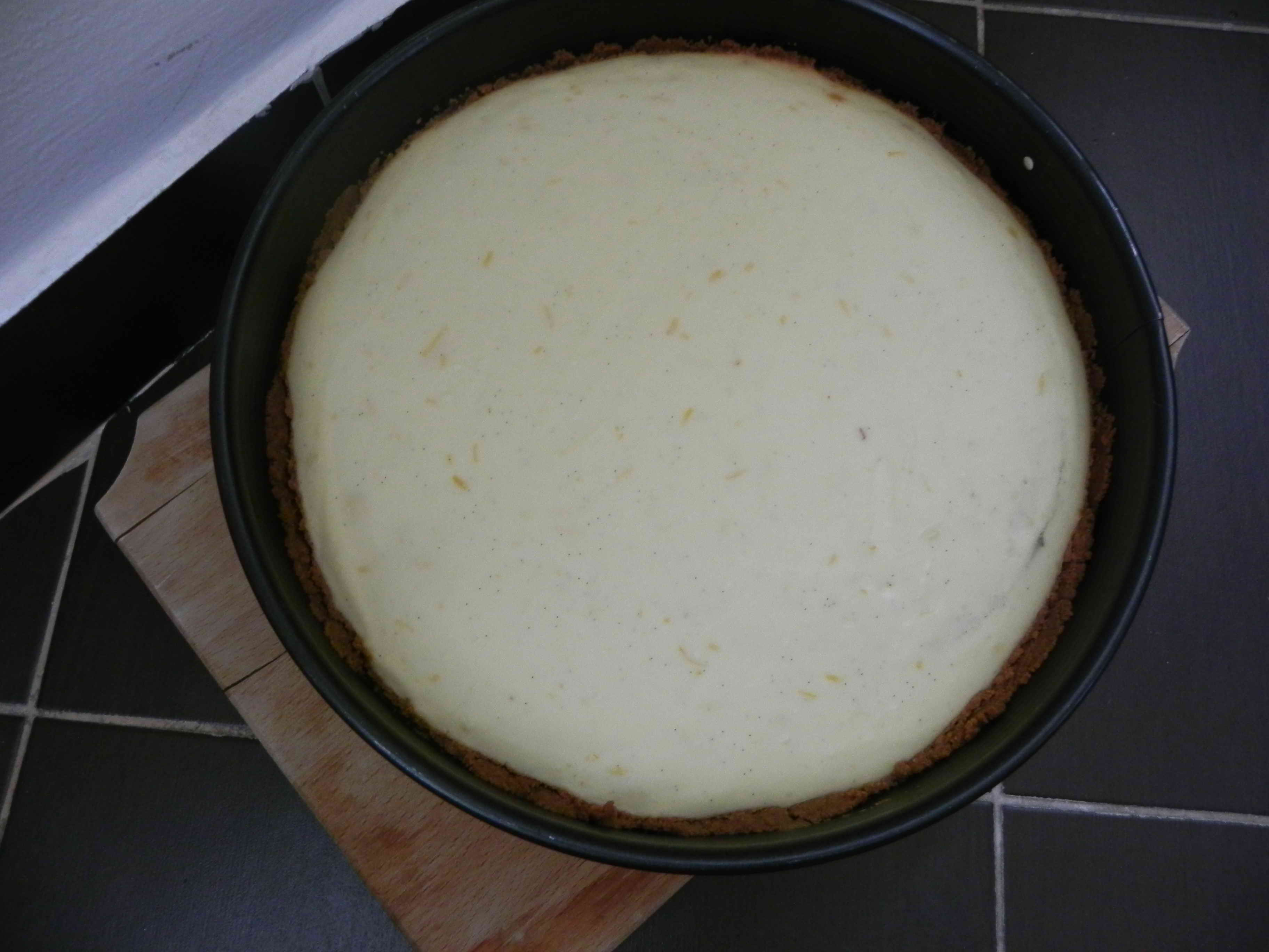 Cheesecake cu blat de biscuiti si banane caramelizate