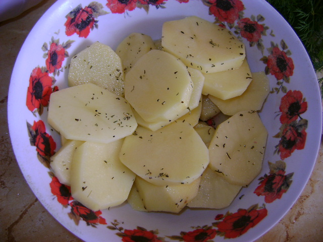 Omleta cu cartofi prajiti si carnati afumati la cuptor (2)