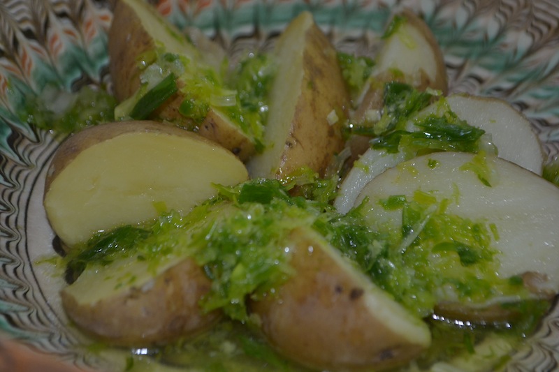 Cartofi fierti cu mujdei de usturoi verde