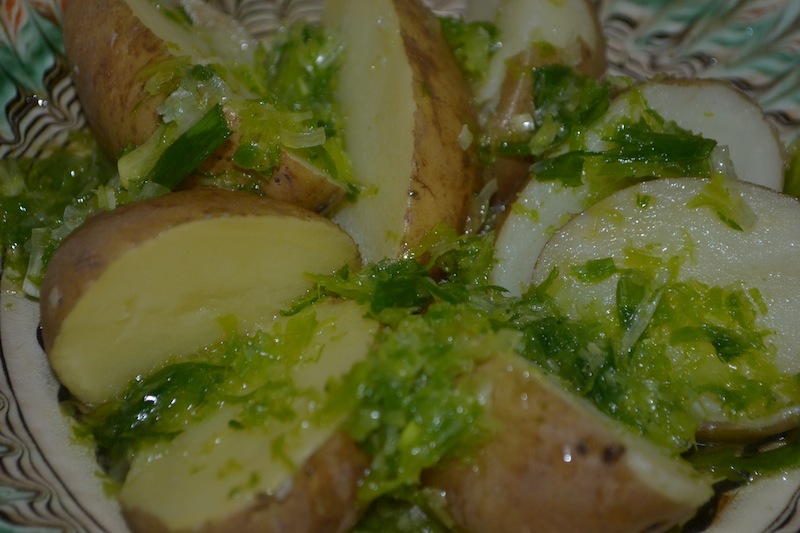Cartofi fierti cu mujdei de usturoi verde