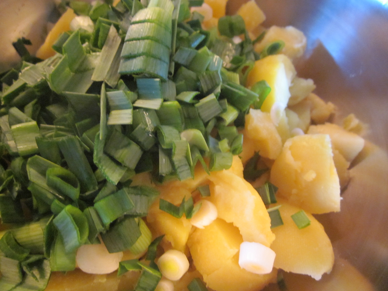 Salată de cartofi cu somon afumat și verdețuri aromate!
