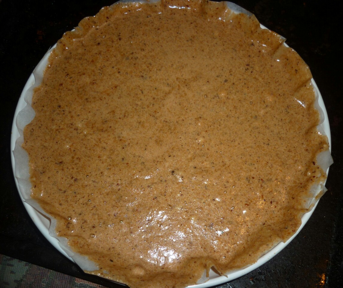 Tort cu alune, frisca, ciocolata si fructe de padure, fara faina