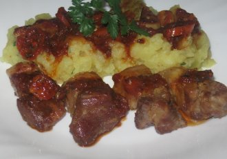 Tochitura de porc cu piure de cartofi si sos picant de rosii
