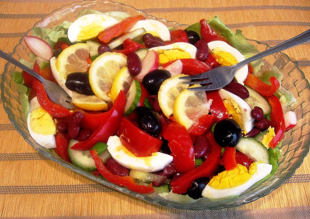 Salata cu amestec de legume proaspete si conservate