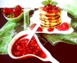 Pancakes cu jeleu de căpşuni şi coacăze roşii-0