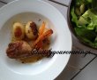 Pulpe de pui marinate în vin cu garnitură de cartofi noi și morcovi-4