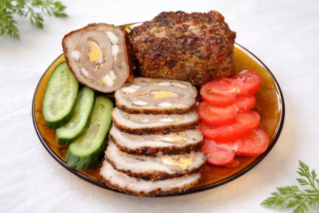 Rulada din carne de porc umpluta cu ou si ciuperci