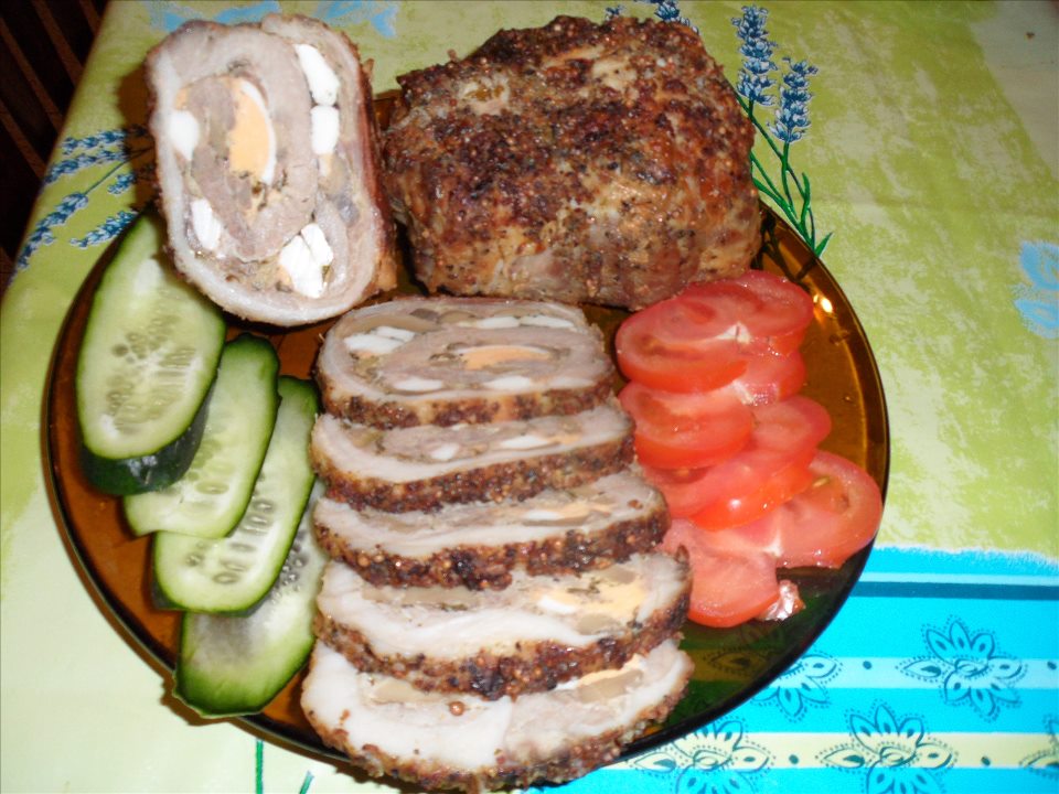 Rulada din carne de porc umpluta cu ou si ciuperci