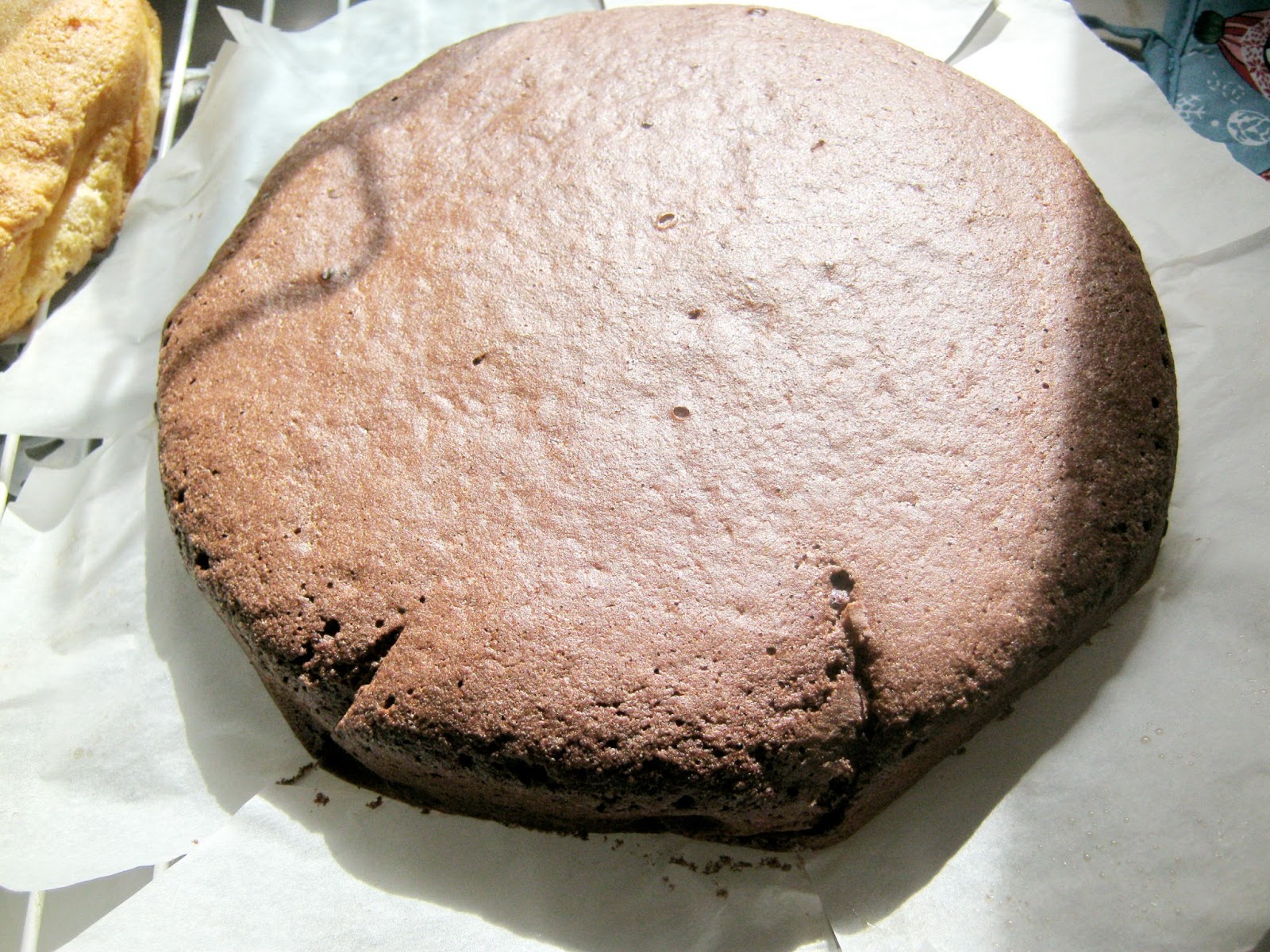 Tort alb-negru cu crema de martipan, capsuni si frisca