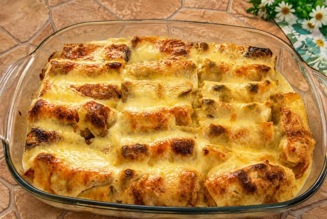 Clatite cu branza dulce, stafide si smantana la cuptor