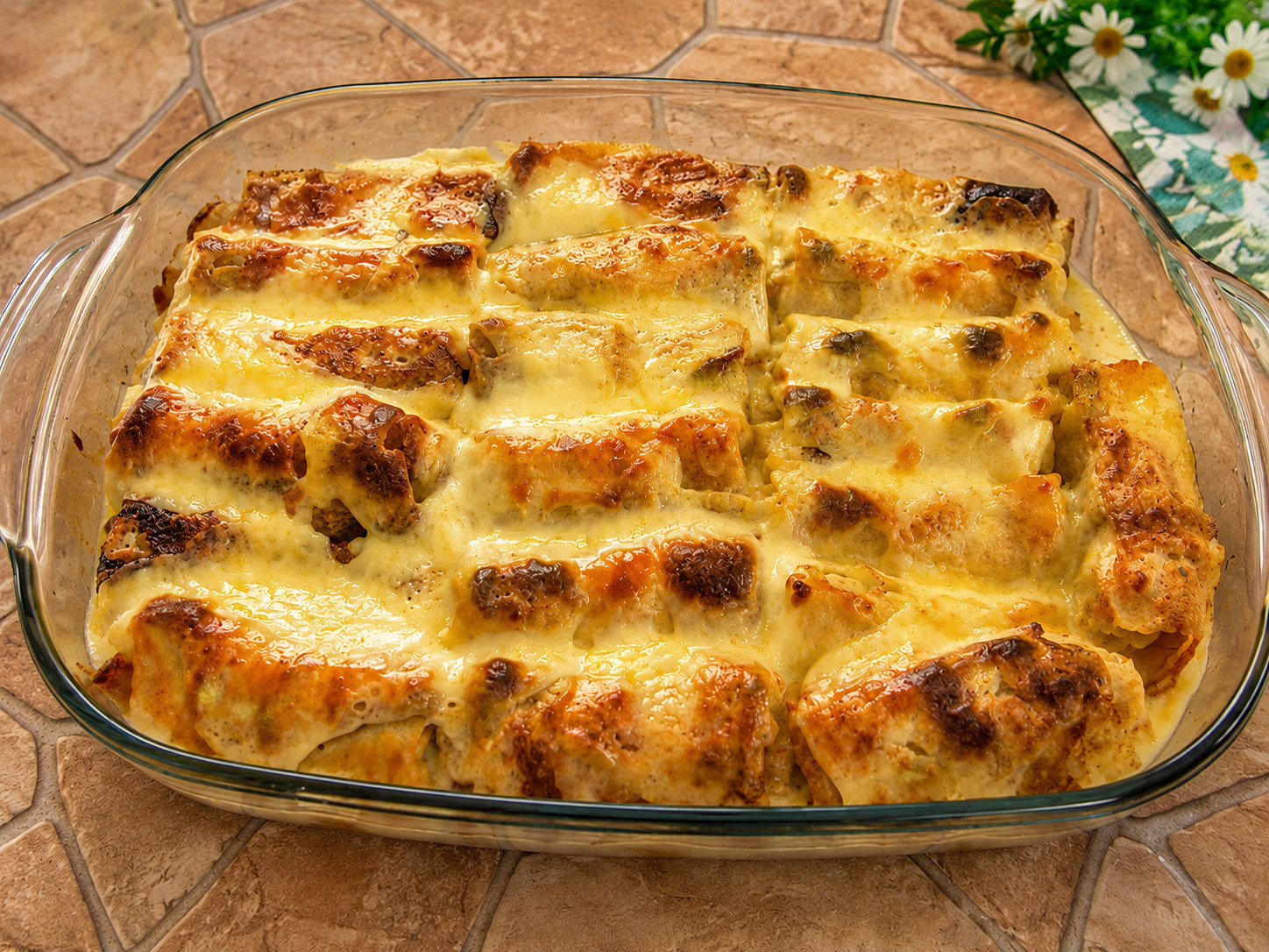 Clatite cu branza dulce, stafide si smantana la cuptor