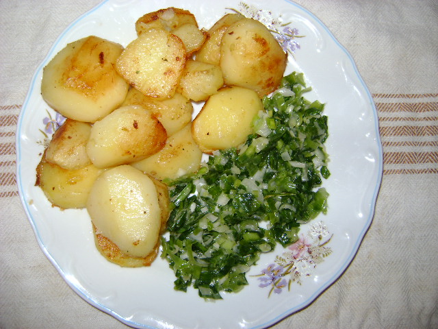 Cartofi noi fierti si prajiti cu mujdei de usturoi verde