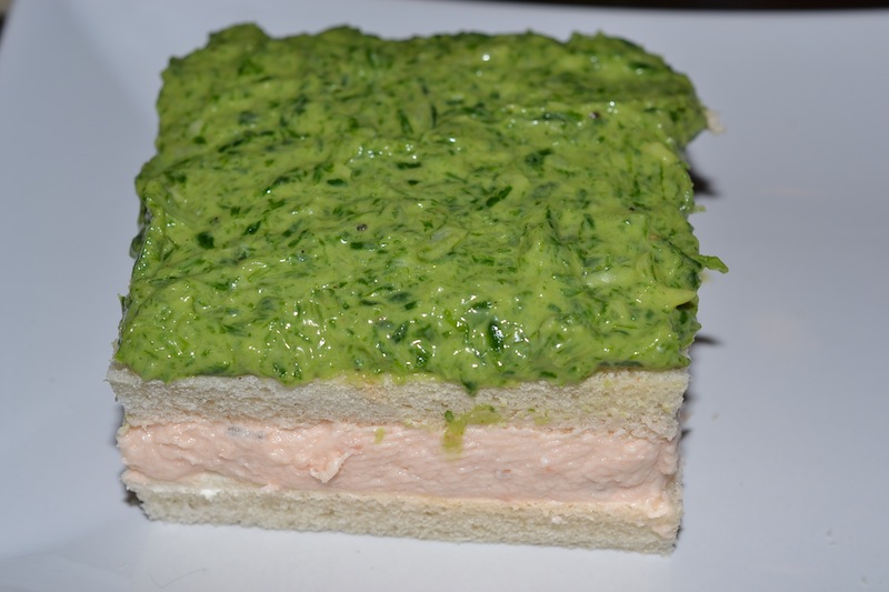 Sandwich cu crema de branza de capra si somon