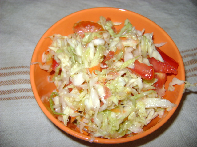Salata de varza dulce cu rosii si morcov