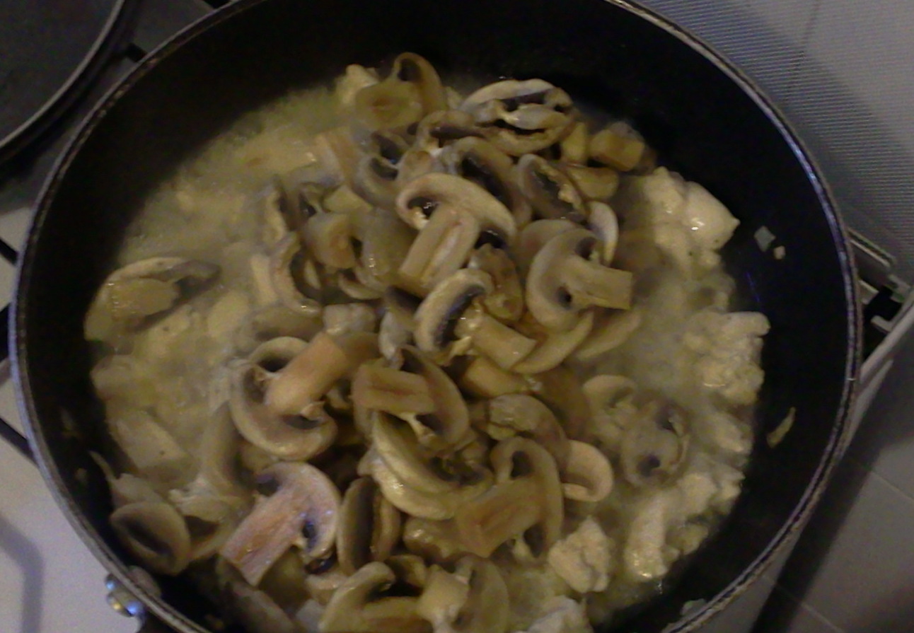 Piept de pui cu ciuperci champignons si smantana