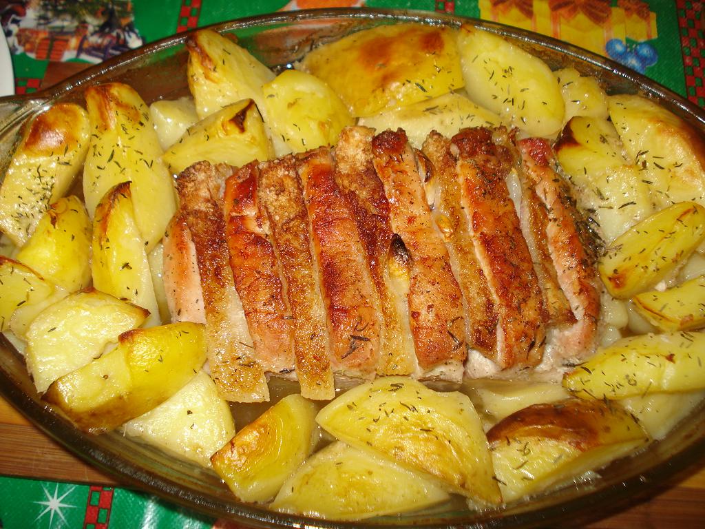Muschiulet de porc impanat cu sunca si usturoi cu cartofi noi