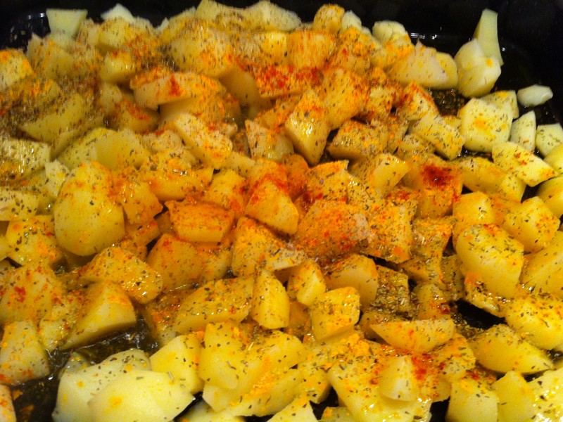 Cartofi aurii condimentati cu usturoi