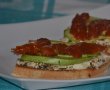 Sandwich cu branza de capra cu verdeata-7