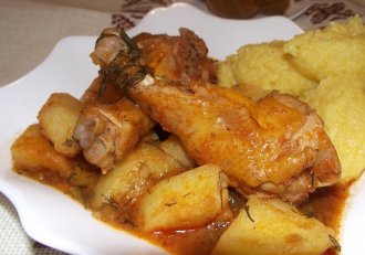 Mancare de aripi cu mamaliguta si gogonele murate