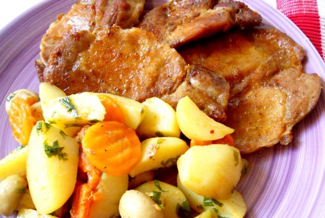 Prânzul de Duminică- Ceafă de porc cu cartofi noi şi ciuperci la cuptor