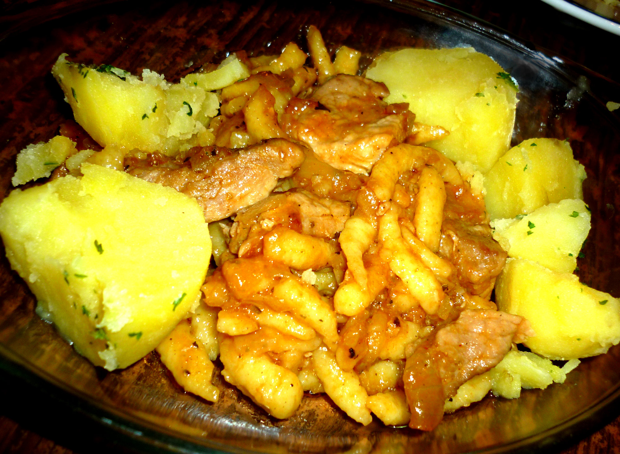Carne de porc cu spätzle (galuscute din faina) si cartofi