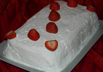 Tort de piscoturi cu crema de capsuni