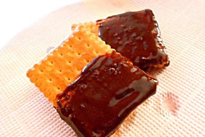 Sandvis de biscuiti cu inghetata si ciocolata