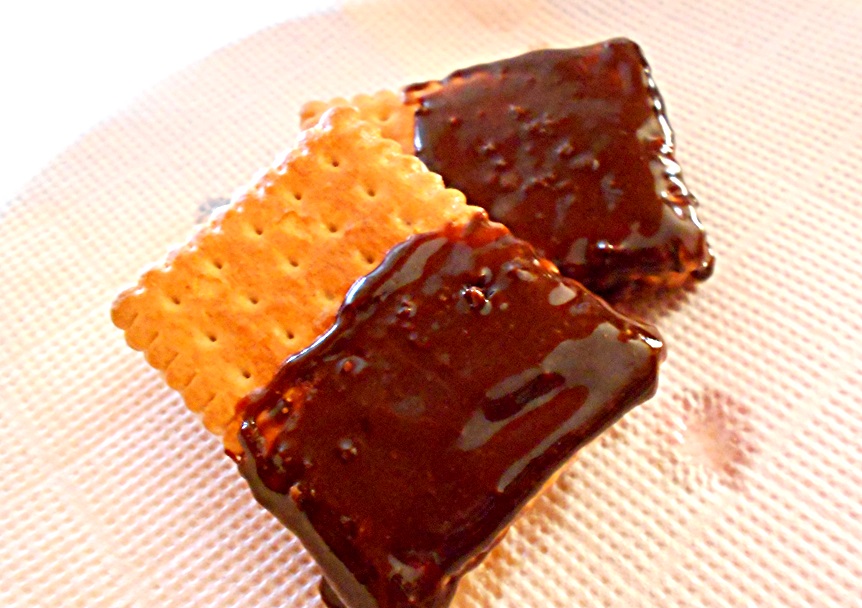 Sandvis de biscuiti cu inghetata si ciocolata