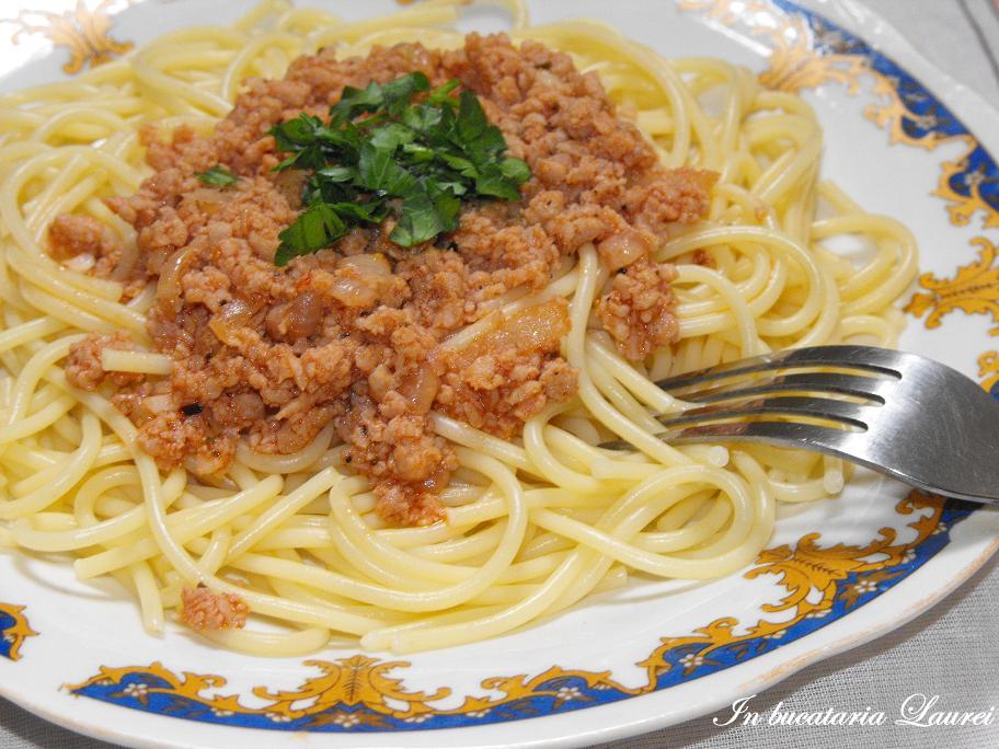 Reteta de spaghete cu carne tocata cu suc de rosii cu busuioc