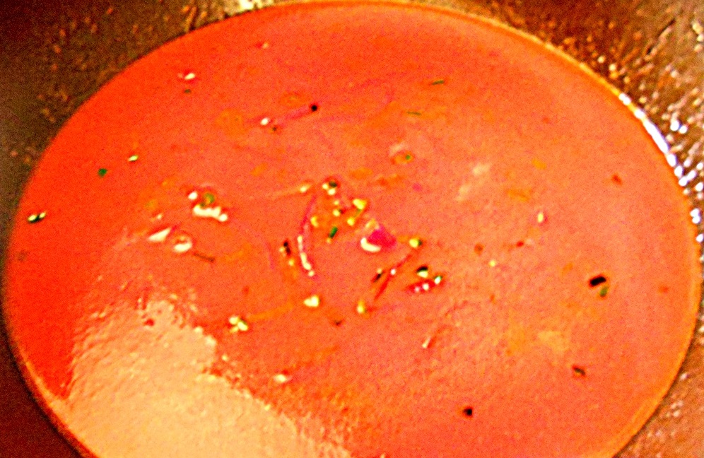Tortellini cu sos de ardei si ceapa verde