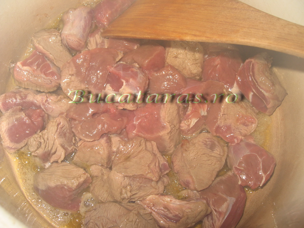 Gulas unguresc cu carne de vitel
