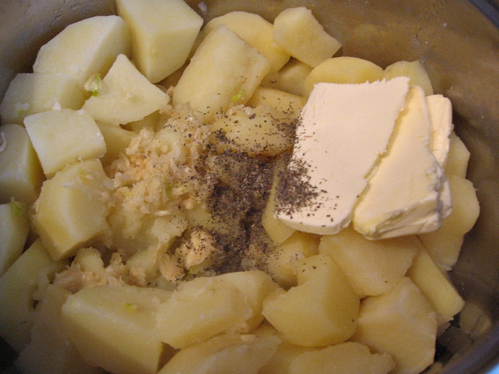Chiftelute picante in sos, sub capac de piure de cartofi