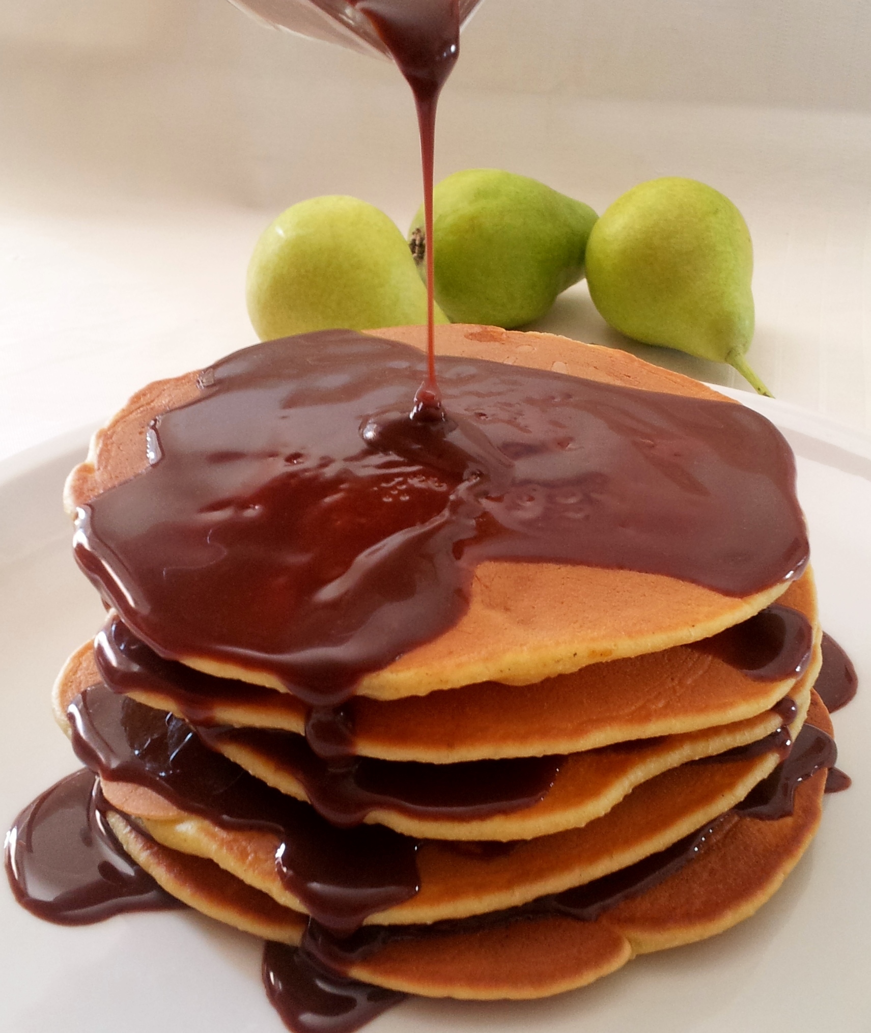 Pancakes cu pere caramelate si sos de ciocolata.