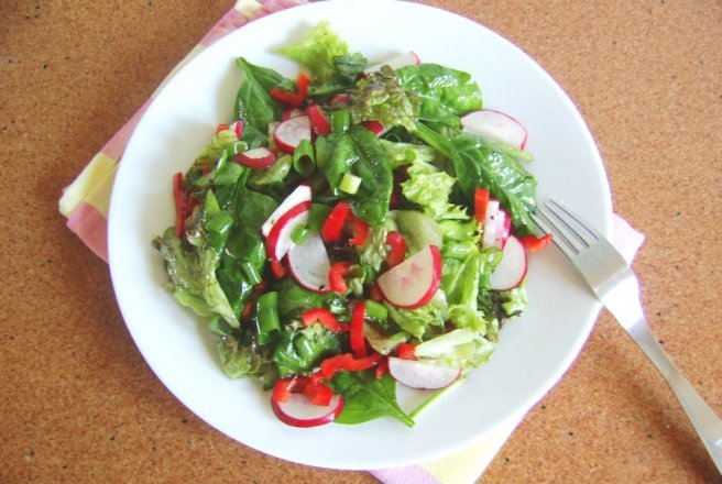 Salata creata cu spanac si ridichi