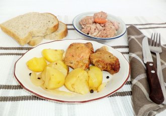 Ceafa de porc cu legume, in sos de lamaie