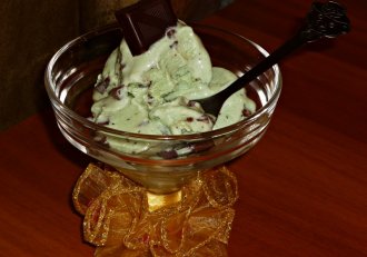 Inghetata cu menta si ciocolata