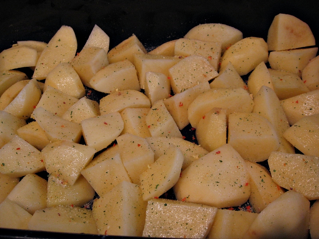 Cartofi la cuptor cu zacusca de vara si costita afumata