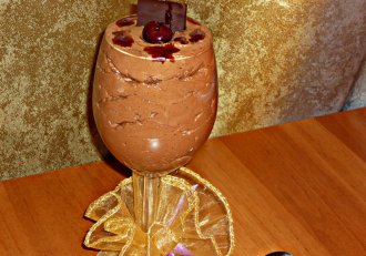 Mousse de ciocolata neagra cu visine din visinata si stafide