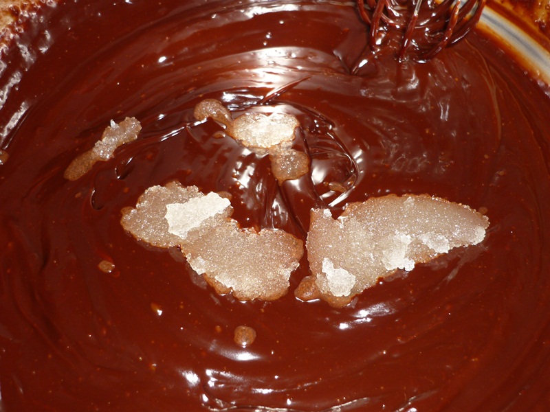Mousse de ciocolata neagra cu visine din visinata si stafide