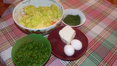 Chiftele din legume cu sos de iaurt şi menta