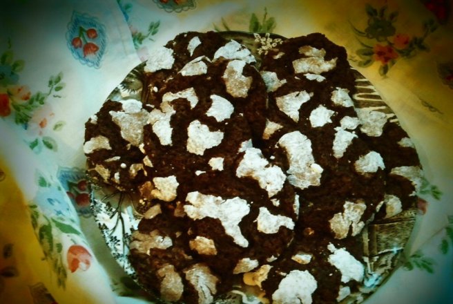 Biscuiti de ciocolata in crusta de zahar pudra