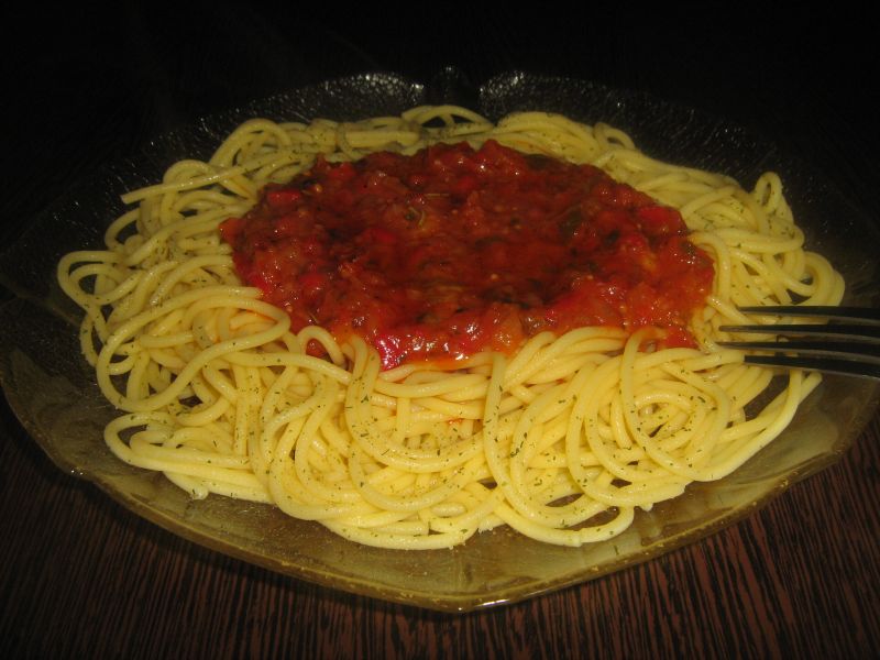 Spaghete din porumb cu sos de legume