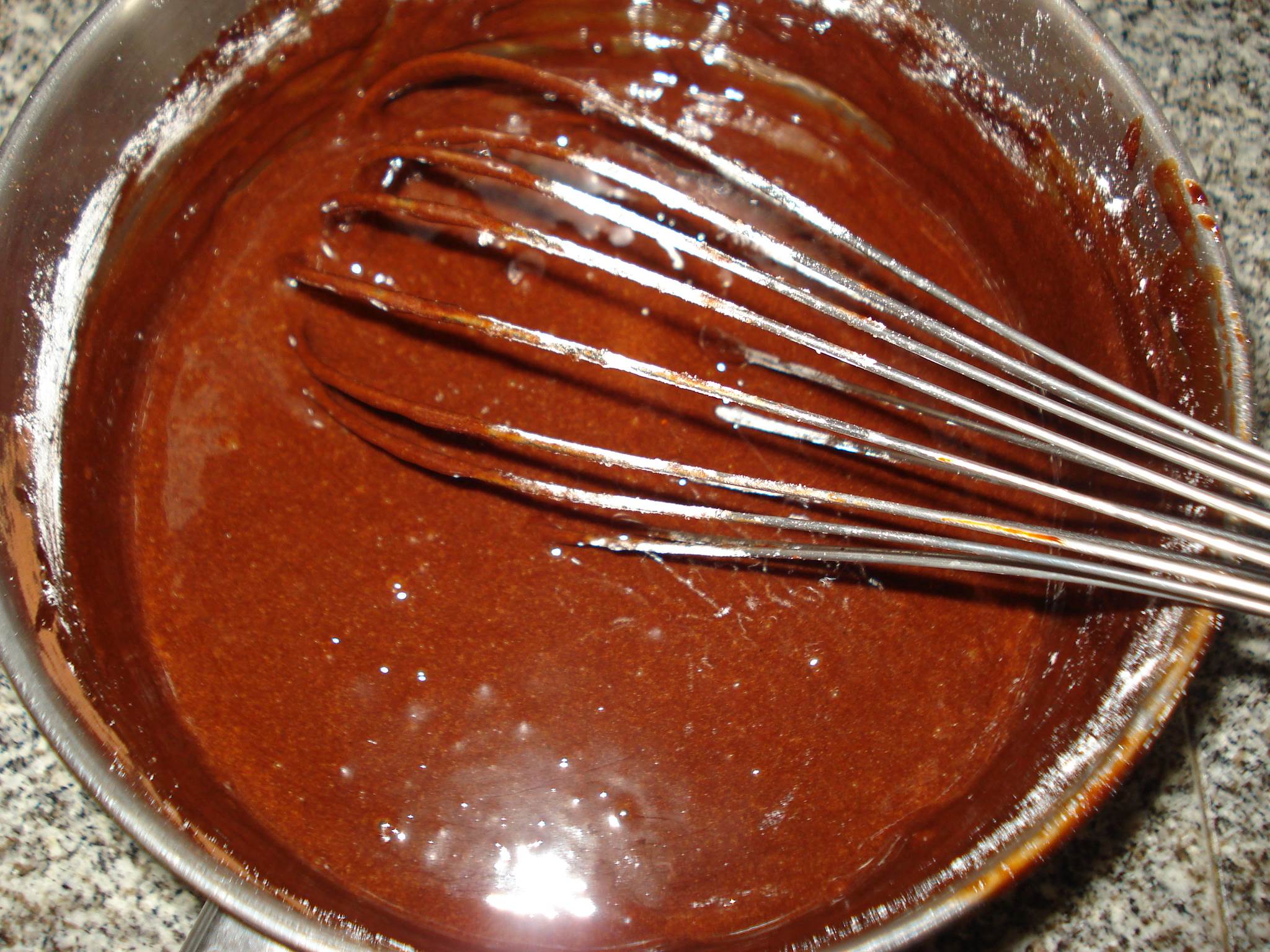 Prajitura ciocolatoasa cu zmeura si frisca