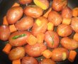 Pulpe de pui pe pat de sare cu cartofi acordeon  , morcovi si ceapa la cuptor-1