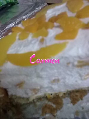 Tort cu crema de iaurt si piersici din compot