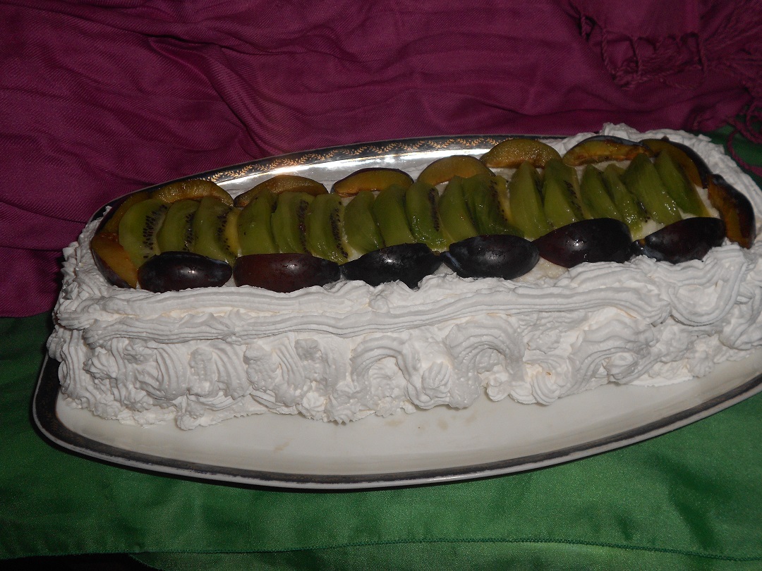 Tort diplomat cu pepene galben, prune si kiwi